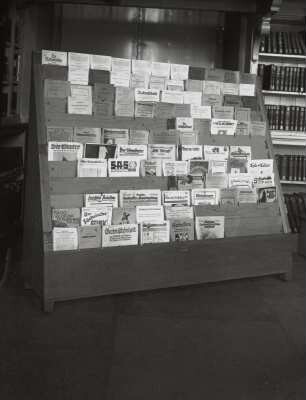 Zeitschriftenlesesaal, 1. Obergeschoß : Japanisches Palais vor dem Umbau für die Neueinrichtung der Sächsischen Landesbibliothek (1927-1935; H. G. Ermisch). Zeitschriftenauslage im Zeitschriftenlesesaal (1. Obergeschoß)