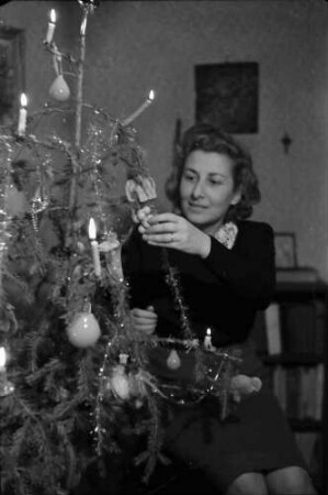 Bukarest: Frau Bogdan, am Weihnachtsbaum