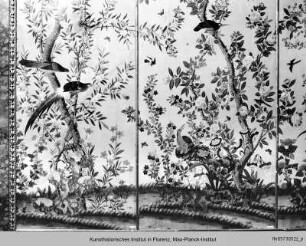 Textile Wandbespannung mit blühenden Sträuchern und Vögeln