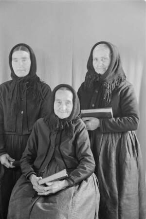 Kirchgangstracht der älteren Frauen mit Wollkopftuch. : Žony we Wojerowskej kemšacej drasće a wołmjanym rubišku.