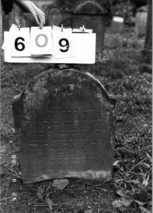 Grabstein 609 (Index: 100099829) Maße HxBxT: 53x43x8 cm Besonderheit: Kindergrab: Grabstein 609