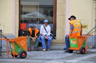 Straßenkehrer : Prager Straßenkehrer machen eine Pause