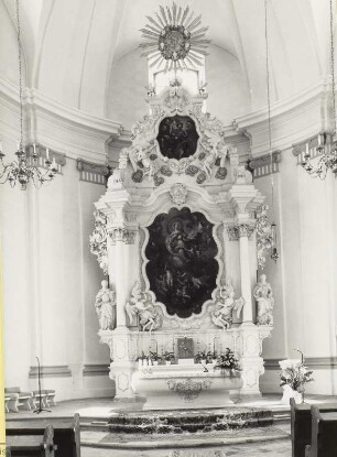 Altar mit Altarbild "Mariä Himmelfaht"