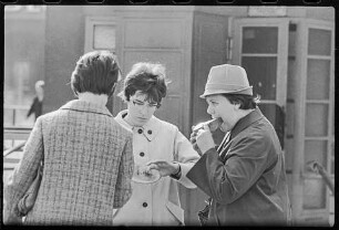 Drei Frauen nehmen im Stehen einen Imbiss ein, 1966. SW-Foto © Kurt Schwarz.
