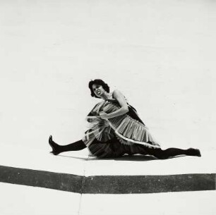 Modeaufnahme, Modell die Studentin Ruth Seller (Mademoiselle)