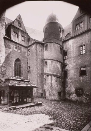 Schloss Rochsburg : Schloss Rochsburg. Innerer Schlosshof mit Brunnenhaus und Wendelstein