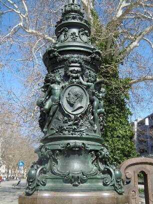 Fahnenmast mit Sockel