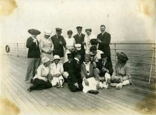 Gruppenbildnis mit jungen Passagieren an Bord eines Hochseepassagierdampfers ("Victoria Luise"?)
