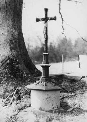 Gedenkkreuz; Mengerskirchen, Baumskreuz