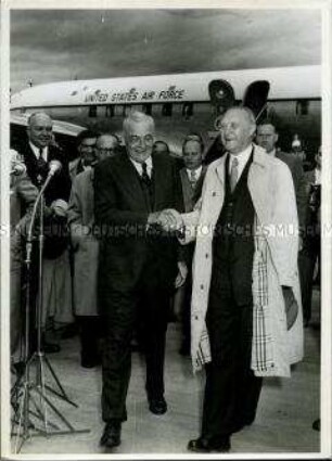 Konrad Adenauer begrüßt den amerikanischen Außenminister Dulles auf dem Flughafen Köln-Wahn