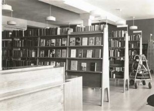 Radebeul, Sidonienstraße. Stadtbücherei. Benutzerraum mit Buchregalen