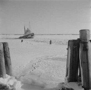 Stralsund. Blick vom Hafen über den Strelasund mit Eisbrecher