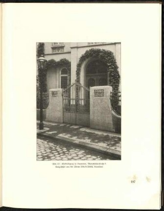 Abb. 117. Einfriedigung in Hannover, Warmbücherstraße 5. Ausgeführt von der Firma Otte & Fölsch, Hannover.