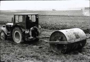 Zugkraftmesser am Rs 01=40 Pionier mit angebauter Wiesenwalze
