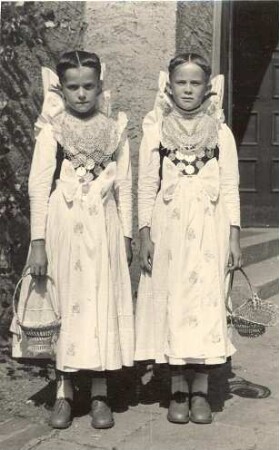 Brautjungfern aus Wittichenau : Kleidung - katholische Tracht. Ort: Kulow / Wittichenau. Zwei kleine Brautjungfern (sorbisch: družki) an Fronleichnam