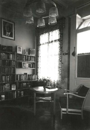 Bautzen. Stadt- und Kreisbibliothek Zweigstelle I. Benutzerraum mit Regalen und Sitzecke
