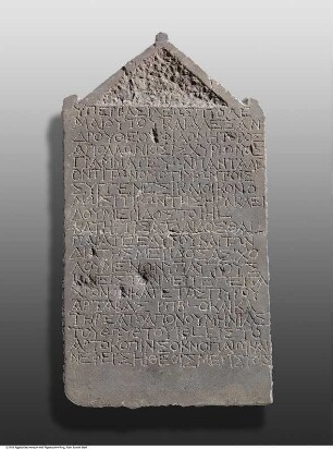 Stiftungsurkunde in Gestalt einer Stele mit Spitzgiebel