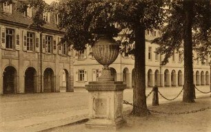 Karlsruhe - 32 Ansichten nach photographischen Aufnahmen. Zirkel mit Schlossplatz