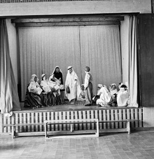 Grund- und Hauptschule: Soltausredder: Turnhalle: Verabschiedung von Konrektor Jürgen Ehlers: Vorführung eines Märchenspiels: Blick auf die Bühne mit Schulkindern als Schauspieler