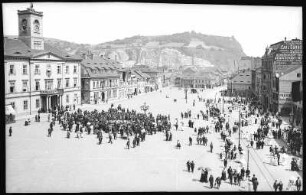 Aussig. Markt mit Rathaus (1847-1848) gegen den Marienberg