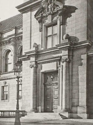 Dresden, Ständehaus, Eingang auf der Brühlschen Terrasse mit Gaslaterne