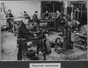 Reparaturwerkstatt, NEF-Album, S. 53; Foto 1946