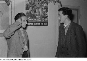 Auftritt einer Theatergruppe beim Bezirksausscheid für Volkskunstgruppen 1954