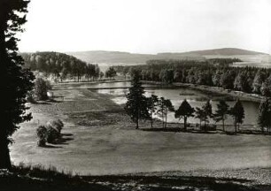Westlausitzer Platte. Harthe. Großer Harth-Teich. Blick nach Süden zum Kohl- und Triebenberg