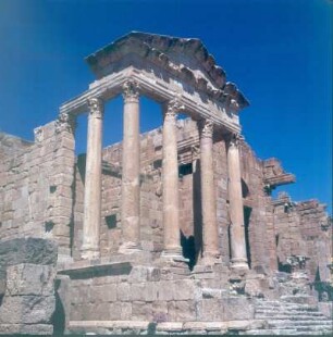 Dougga (antiker Name: Thugga). Reste des Saturntempels, 1977