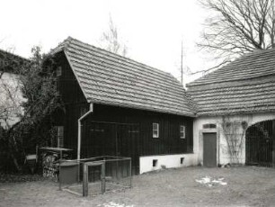 Radebeul, Paradiesstraße 66/68. Sogenannter Grundhof (1750/1850). Hof mit Nebengebäude