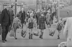 Kinder mit Einkaufnetzen, 1966. SW-Foto © Kurt Schwarz.