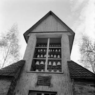 Schwarzenberg, Glockenturm am Rockelmann : Schwarzenberg, Glockenturm (Meißner-Porzellan mit 37 Glocken) am Rockelmann. Inschrifttafel mit Text "Erbaut im NAW 1954 von einer Brigade des VEB Formenbau"