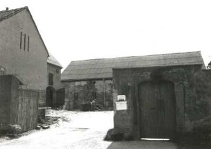 Cossebaude-Gohlis, Dorfstraße 23. Dreiseithof (nach 1800). Blick durch das Hoftor