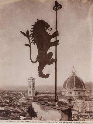Eisenlöwe auf dem Turm des Palazzo Pretorio, im Hintergrund die Kuppel des Domes, Florenz