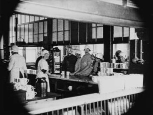 Szene aus dem Dokumentarfilm "Ein Besuch bei der Orientalischen Tabak- und Zigarettenfabrik 'Yenidze'": In der Kantine