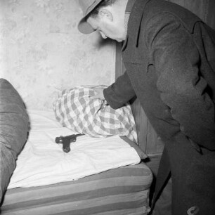 Auffinden einer im Bett versteckten Pistole durch einen Mann, wohl in Freiensteinau (Vogelsbergkreis)