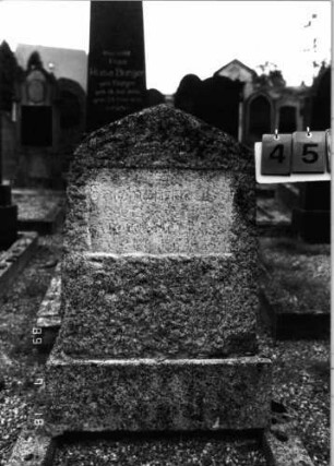 Grabstein 459 (Index: 99797554) Material: Granit Zustand: leicht verwittert Maße HxBxT: 95x50x27 cm Beschreibung: Stele, giebelartiger Abschluß, Sockel: Grabstein 459