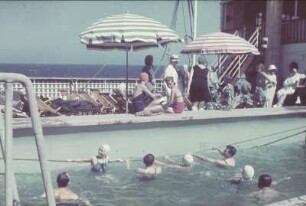 Schwimmbecken : Bordleben. Schwimmbecken auf dem Oberdeck der "Milwaukee"