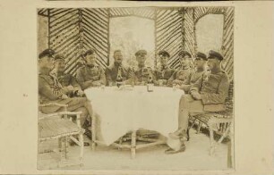 [Sekt trinkende Soldaten]