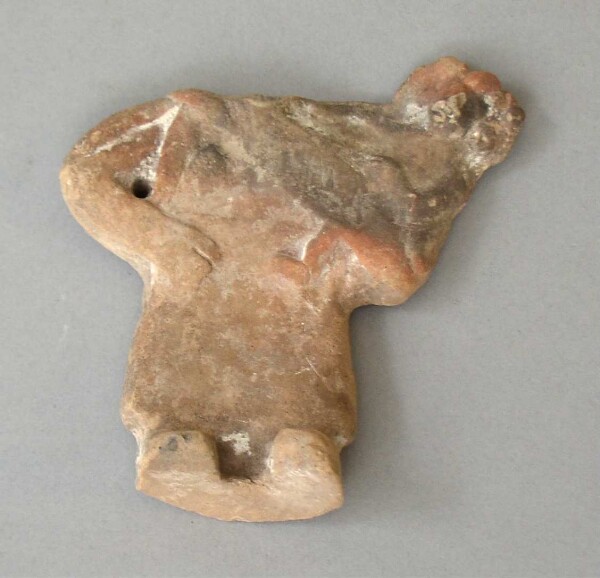 Figurine en argile sans tête (fragmentée)