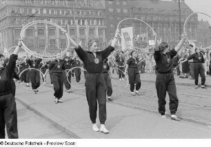 Gymnastikgruppe im Demonstrationszug beim Vorbeimarsch an der Ehrentribüne auf dem Karl-Marx-Platz (heute: Augustusplatz)