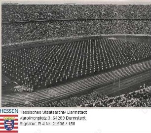 Berlin, 1936 / XI. Olympische Sommerspiele / Gymnastikvorführungen deutscher Turner im Olympiastadion / Sammelwerk 'Olympia 1936 - Band II' Nr. 14, Bild Nr. 159, Gruppe 58