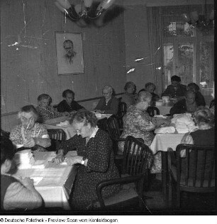 Ein Veteranenklub der Volkssolidarität hilft im Klub beim Verpacken