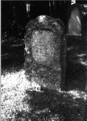 Grabstein 26 (Index: 100085366) Maße HxBxT: 115x60x32 cm Beschreibung: rechteckige Stele, Schriftfeld eingetieft: Grabstein 26