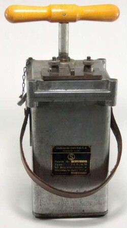 Zündmaschine (Zündmaschine mit Druckhebel und Zahnrädern)
