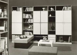 Anbauwand "Smaragd" : Wohnzimmermöbel. Anbauwand "Smaragd" (1976; Möbelkombinat Erfurt (MKE)), Liege, Hocker und Beistelltisch