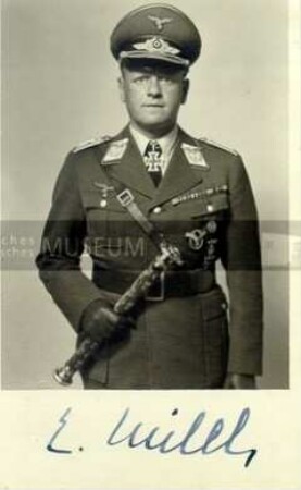 Signierte Porträtpostkarte von Generalfeldmarschall Erhard Milch