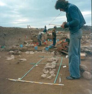 Tiryns. Blick auf das archäologische Grabungsfeld. Vermessung freigelegter Mauerreste und Fundamente