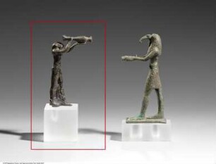 Statuette des Gottes Horus mit Menschenkörper und Falkenkopf, libierend
