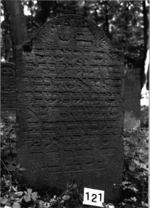 Grabstein 121 (Index: 99803112) Material: Sandstein Zustand: leicht verwitt/Seitenakrot. abgebrochen Maße HxBxT: 120x69x11 cm Beschreibung: Stele mit eingezogenem Rundbogen, Seitenakroterien Symbolik: Blumen: Grabstein 121